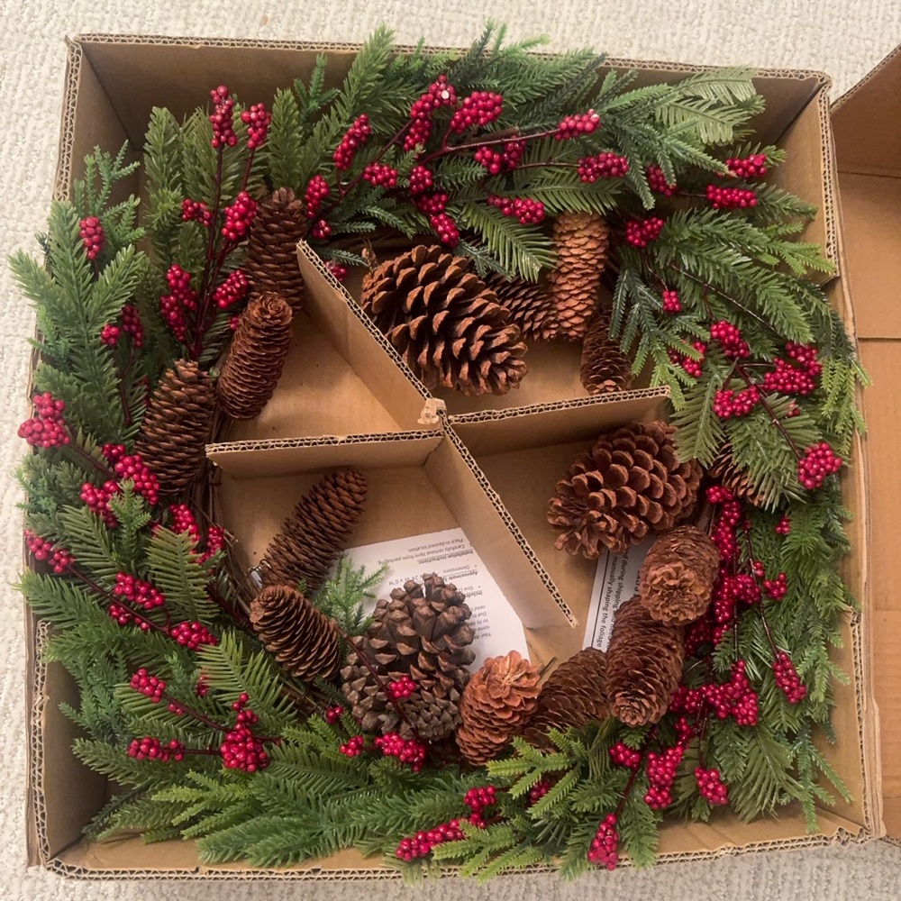 Festive Holiday Wreath with Pinecones and Berries NIB